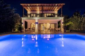 Contemporary Luxury Villa in Yalıkavak Center